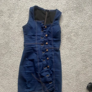Ny jeansklänning - Stretchig jeansklänning. Oanvänd! Sitter sjukt smickrande 😏 stor utförsäljning i profilen, allt säljs billigt 😍