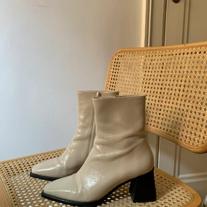 Vagabond Hedda Boots Stl 39 - Vita stövletter i läder från Vagabond. Enbart använda ett fåtal gånger, i väldigt bra skick. I storlek 39. Väldigt sköna att gå i! Nypris ca 1400 kr. 