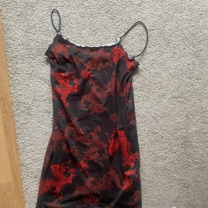 Helt ny klänning  - Helt ny superfin klänning med drakmönster ! 😍 perfekt på vardag eller fest 🤩🥳 stor utförsäljning billigt i profilen! Paketpris om man köper flera saker 