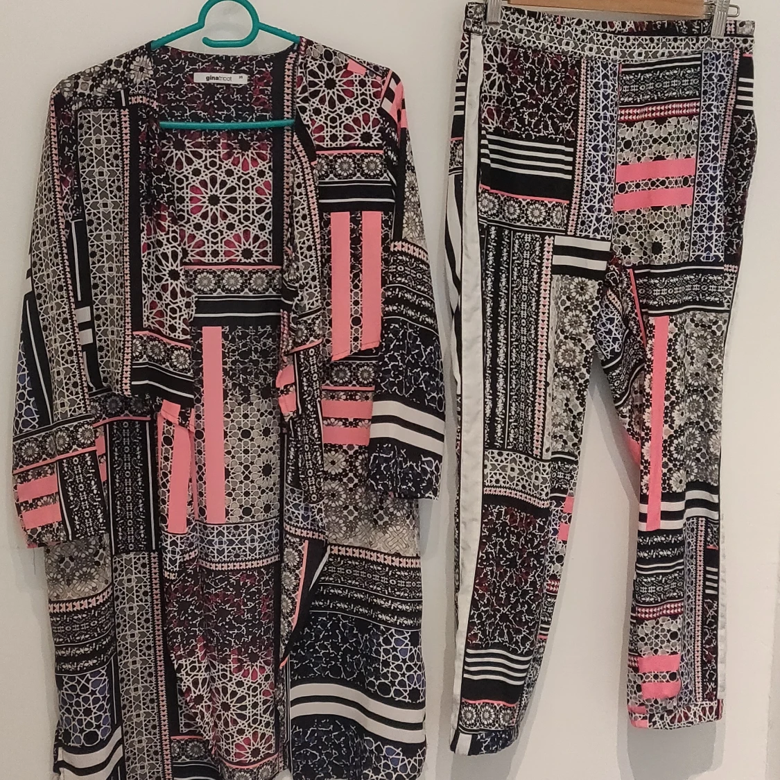 Loungeset från Gina Tricot , kaftan och loose pants.