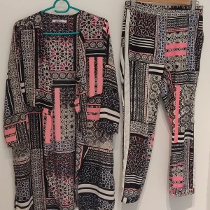 Loungeset från Gina Tricot , kaftan och loose pants. - Så snyggt set med sköna byxor och kaftan i ett 80-talsinspirerat mönster. 100%polyester. Sparsamt använda och i gott skick. 
