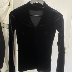 Svart Tröja/Topp - Svart tröja från Gina Tricot i velour, i nyskick, strl XS