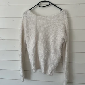 Fluffig tröja - Snygg fluffig tröja med djup rygg från Nelly storlek XS, snyggt slut på ryggen med en liten knut 