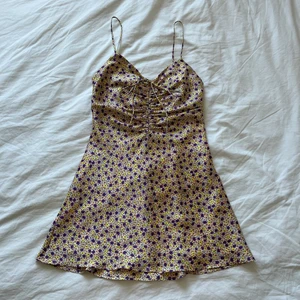 Zara glättad och draperad klänning - Aldrig använd, pga ganska liten i storlek. Färgerna är lite starkare i verkligheten.