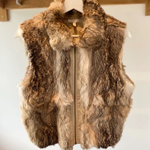 Pälsväst brun  - Säljer min coola pälsväst köpt vintage i Paris och från märket Kookai🧸🧸 Skön och varm! Stolek S/M. Frakt är inte inkluderat i priset:) 