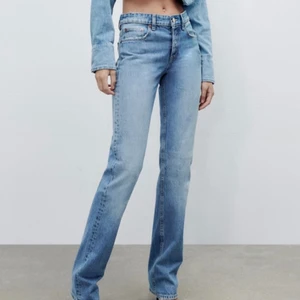 Midrise jeans  - Säljer Zaras  mid Rise jeans då de va för små runt midjan på mig. Jag har aldrig använt de och alla prislappar sitter kvar. De är helt slutsålda på deras hemsida. Jag är 161 cm och de är långa på mig. 