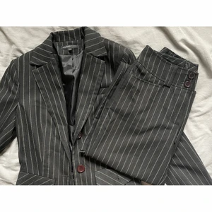 Kostym från KappAhl - Säljer denna skitsnygga kostym pga att den är för stor för mig! Både vardaglig och festlig 🥂 Det finns inga defekter men tveka inte att höra av dig om du skulle vilja ha fler bilder! 🖤☺️ Spårbarfrakt på 69kr är inkluderat i priset.