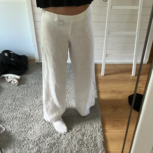 Linnebyxor  - Jätte fina lågmidjade linnebyxor, perfekt till sommaren köpta utomlands💕 