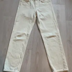 vit/ljusbeige arket straight leg jeans, storlek 28, helt oanvända Väldigt fräscha och snygga!