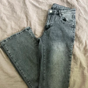 Gråa, lågmidjade jeans - Gråa lågmidjade jeans i strl 36. Endast testade så i bra skick!  100kr + frakt, skickar alltid spårbart med postnord och skickar bild när jag postar paketet. 😝🌸