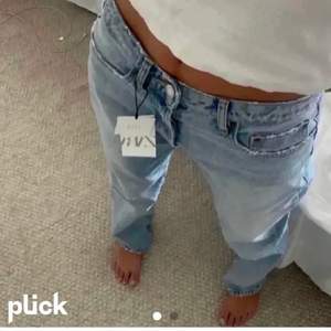 Säljer dessa så snygga och populära jeans från zara (säljer även i mörkblå), o dem finns inte längre och köpa på hemsidan!💞 byxorna är i mycketbra skick och säljer då dem är för små för mig och kommer inte till använding!💗 skriv privat för mer bilder😊