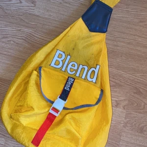 Blend ryggsäck  - Vintage ryggsäck från märket blend  Mycket rymlig och skitsnygg, tvättar såklart innan jag säljer den  Buda gärna!! Kan mötas mellan Uppsala/Gävle  Postar om du betalar frakt 💕 TRYCK INTE PÅ KÖP NU