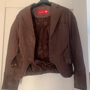 Brun jacka  - Säljer min brun läder/skinn jacka nu eftersom att den inte kommer till användning (köpte den till en maskerad).  Jackan är köpt på sellpy och är impregnerad. Jackan är i S men passar storlek S/Xs.💘 Obs! Galgen gör jackan sne och bredaxlad ut💘