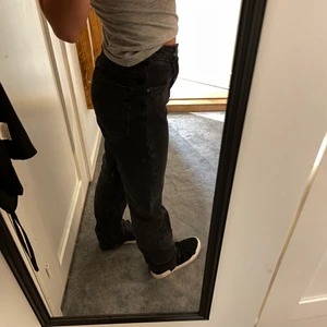 Jeans - Jeans i svarttvätt och slits, jag är 164 lång och dessa passar i längden men lite stor i benen för mig💕