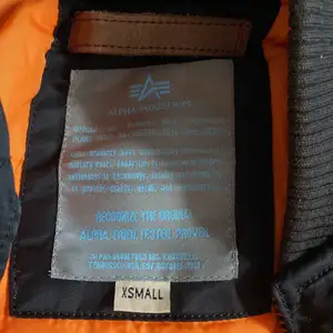 En skit snygg bomberjacka från ALPHA INDUSTRIES, NYPRIS 2000kr!!