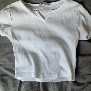 T-shirt  - Säljer denna tröjan. Säljer denna eftersom den är för liten och att jag inte passar i den längre. Kommer absolut att passa någon annan. Tvättar denna tröjan innan paket levereras ❤️