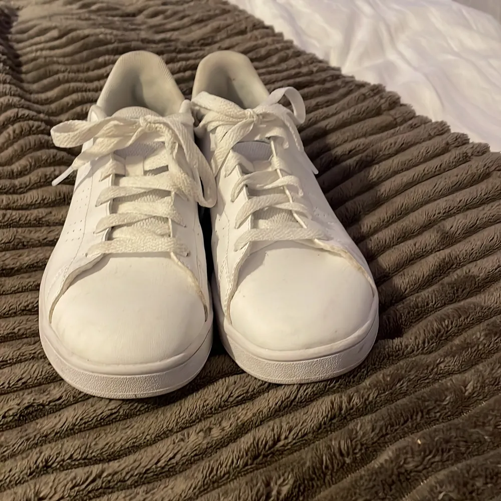 Adidas skor, använd 1 gång. Fortfarande vita och fina.. Skor.