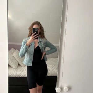 CROCKER jeansjacka - Material: 98% bomull, 2% elastan (stretch). Passform: Normal. Skick: Utmärkt. Färg: Ljusblå tvätt. Referens: Jag är 1,80 m lång, och jackan är lite för liten för mig i min smak. Nypris: 599 SEK.