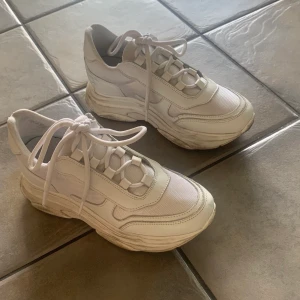 Skor - Skor från NAKD. Endast använda 1 gång. Säljer då den inte kommer till användning. Kan mötas i Stockholm annars står köparen för frakt 