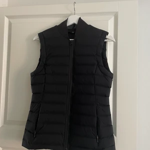 J.Lindeberg väst - Väst från J.Lindeberg.  Dam storlek S Går att använda till golf eller vardags.  Använd Max 10 gånger  Tror jag betalade ca 2000kr för den ny