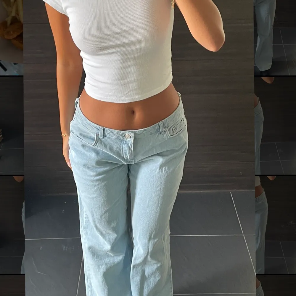 Lågmidjade jeans från NA-KD, helt slutsålda. Använda ett fåtal gånger och är i väldigt fint skick. Passar mig som brukar ha 36. . Jeans & Byxor.