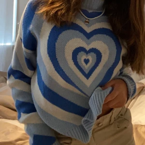 BLÅ HEART2HEART TRÖJA - Hejsan! Säljer nu min super fina och mysiga heart2heart tröja som köptes på NewYourker för omkring 250kr för 2-3 månader sedan. Säljer då den inte riktigt kommer tilll användning, bra skick! Storlek S. Tröjan har en ljusblå krage! Hör av er! 💞