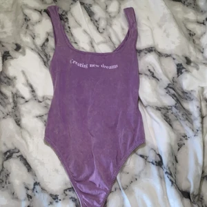 Lila body - Jag säljer denna lila body från Zara som inte kommer till användning. Den har texten ”creating new dreams”. Vill man ha den utan text kan jag ta bort texten med aceton, men då MÅSTE man ha bestämt sig för att köpa den☺️ Jag säljer den för 50 kronor+ frakt!