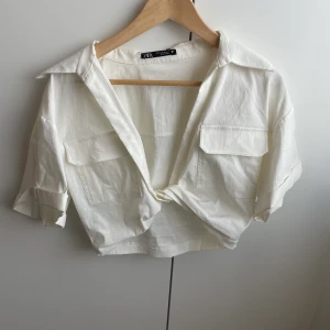 Skjorta från zara  - Säljer denna snygga skjortan från zara som är oanvänd och prislappen finns kvar. 