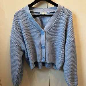 Stickad kofta - En jättefin söt stickad kofta från HM i stl S men passar oxå M💙 Säljer denna då den inte kommit till användning så mkt.  Pris går att diskutera och köparen står för frakten!❣️