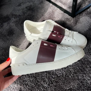 Valentino - Open Sneaker  - Hej! Säljer nu mina älskade Valentino sneakers i modellen ” OPEN SNEAKER IN CALFSKIN LEATHER”, i färgen vinröd och storleken 36,5! Nypris 5700kr❤️