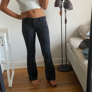 Lågmidjade jeans - Svarta lågmidjade bootcut jeans från 7 for all mankind