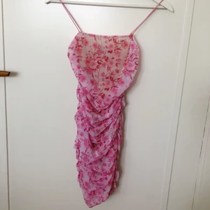 Drömmig klänning - Så drömmig klänning som tyvärr är för liten för mig! Aldrig använd💕 Slutsåld på hemsidan, köpt för $45.00 + tull. Betalning via swish och köparen står för frakten🫶🏼