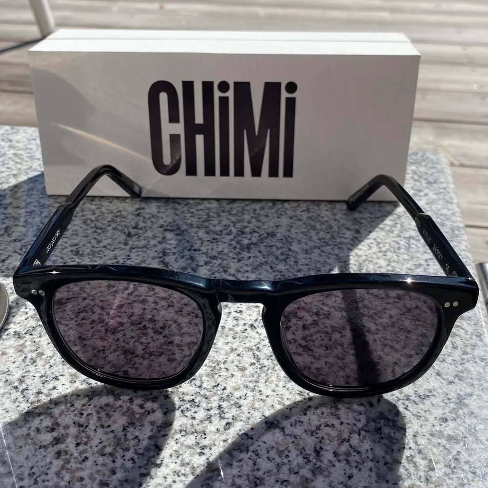 Säljer dessa sjukt snygga Chimi solglasögon! Modell 001 svarta  Nypris 1200kr (säljs nu för 450kr) Jag fick dessa i present men har redan ett par likadana. Väljer därför att sälja dessa helt nya. Kartong och fodral medföljer.  Tveka inte att skriva ❤️. Accessoarer.