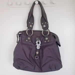 George gina & lucy väska - Classy väska från george gina & lucy💙 Väldigt bra skick, bara en liten fläck undertill, se bild. Frakt tillkommer💋