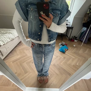 Jeansväst 👖  - Asnajs jeansväst köpt i Milano på sportlovet, aldrig använd dock!! 