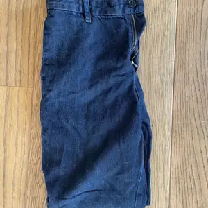 Mörkblåa jeans från Weekday. Storlek S Bra kvalitet och inga skador.  Skriv för fler bilder eller frågor🙌🏼