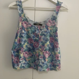 Blommig topp - Jätte fin blommig topp från Bikbok, säljes pga för liten för mig. Nyskick, Storlek Xs