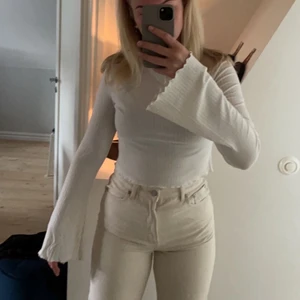 Trumpetärmad vit tröja från NA-KD - Säljer min vita trumpetärmade tröja från NA-KD i strl M. Snygg tröja, sitter bra på och skönt material. PRIS: 70kr + frakt