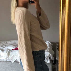Ljusrosa stickad tröja - Ljusrosa/beige stickad tröja från Gina Tricot. Väldigt skön och i bra skick. Strl xs. Skriv privat om intresserad❤️