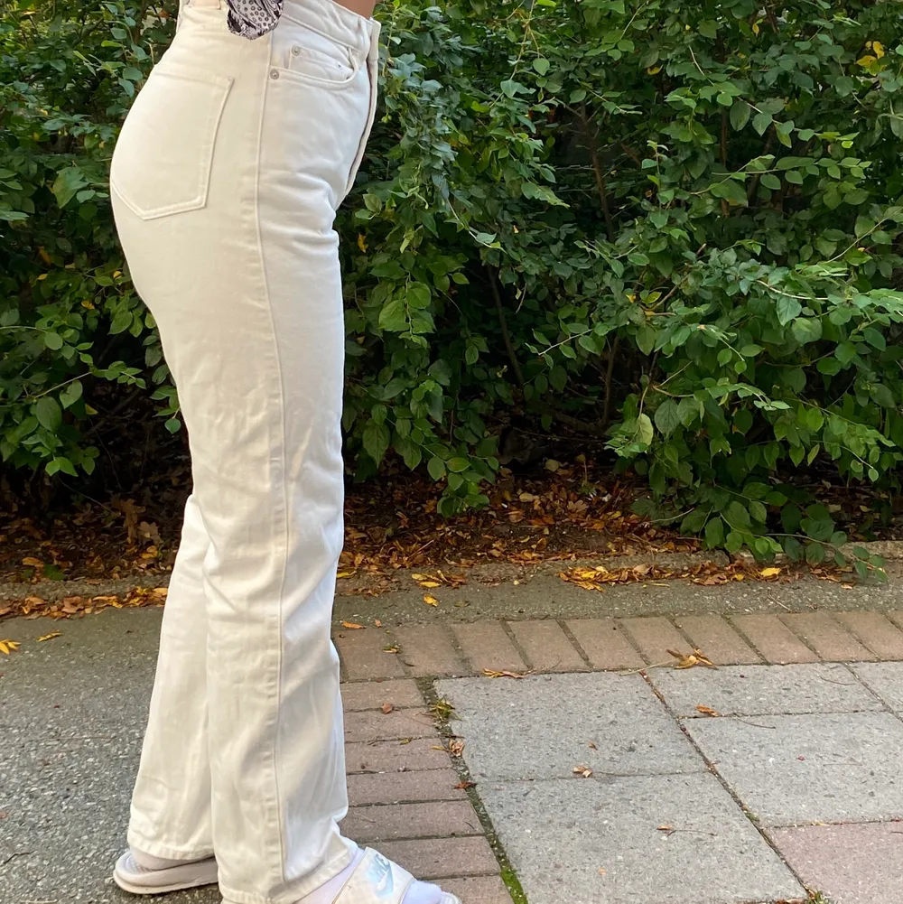 Vita weekday rowe jeans som sitter super fint. Kontakta vid intresse och fler bilder, priset kan diskuteras finns även i storlek 27/32❤️. Jeans & Byxor.