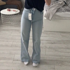 Zara jeans - Supersnygga ljusa jeans från Zara! Säljer då de inte passar mig längre. Det är storlek 38 men är liten i storleken❤️