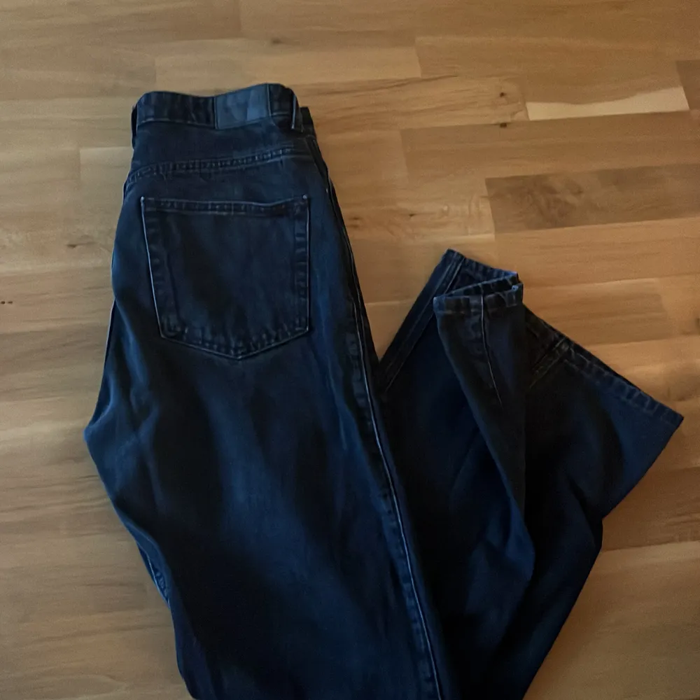 Jeans från weekday i modellen ROWE. Storlek W29L32 bra skick! Nypris - 500kr. Jeans & Byxor.