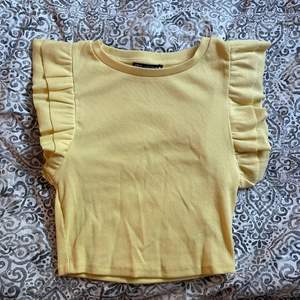 Säljer denna gula topp med volang från Zara. Säljs då den bara har legat i garderoben, aldrig använd. Köparen står för frakt! 💛💛