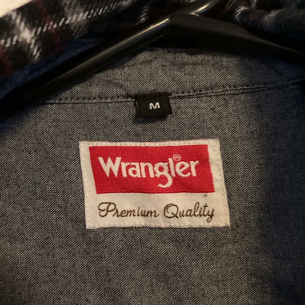 Wrangler Skjorta M Svart/Grå Condition: 6/10 använd, tvättad ett par gånger Lite längre än Medium storlek. Skjortor.