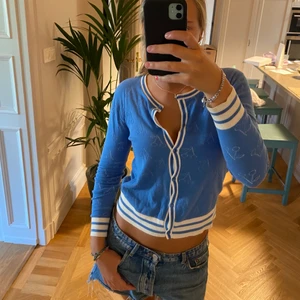 Kofta - En jätte fin kofta som har varit en favorit, den har körsbär på sig, perfekt till hösten och sena sommarkvällar❤️