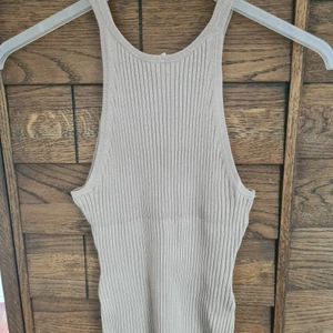 Beige topp - Beige stickad topp från H&M. Aldrig använd.