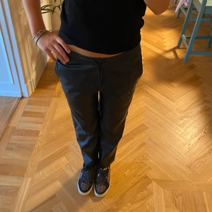 Skin byxor - Snygga skinbyxor från mango som är lite kortare i modellen men lågmidjade