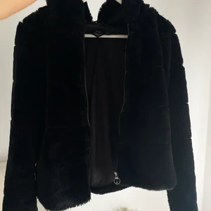 Svart jacka - Svart supermjuk och skön jacka! Passar till höst och vinter. Storlek XS. Frakt tillkommer