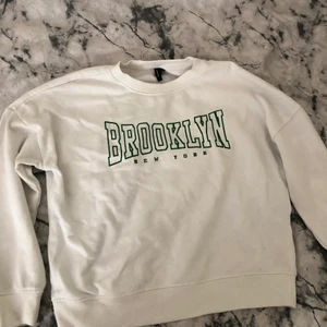 Sweatshirt  - Hej! Säljer denna sweatshirten! Den är använd ett få tal gånger, Inga fläckar eller så!💕