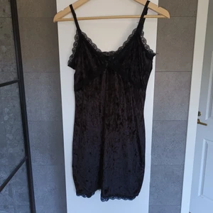 Svart klänning - En super fin klänning från h&m i sammet . Aldrig använd.